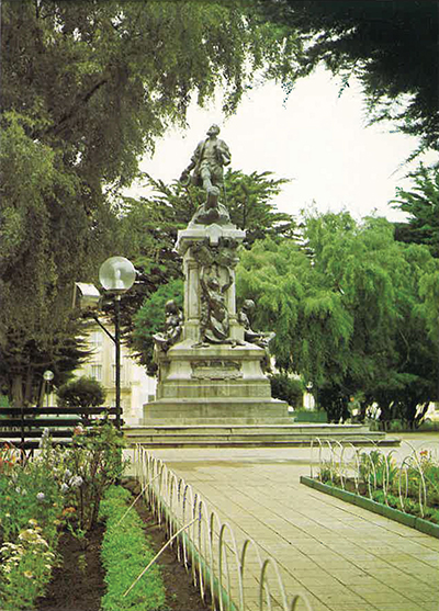 statue